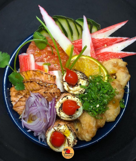 Prato de Chirashi do Hanaya Praia Sushi Bar. Cortes de vários peixes, cebola, salsinha, penino em cortes bem finos